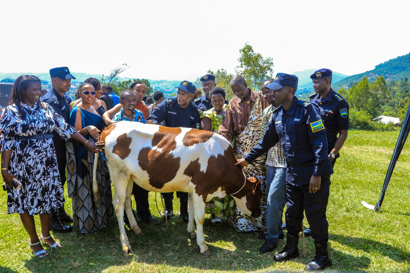 Nyanza: Abakozi b’Ibitaro bya Kacyiru bibutse Jenoside yakorewe Abatutsi, banoroza inka imiryango 10 itishoboye