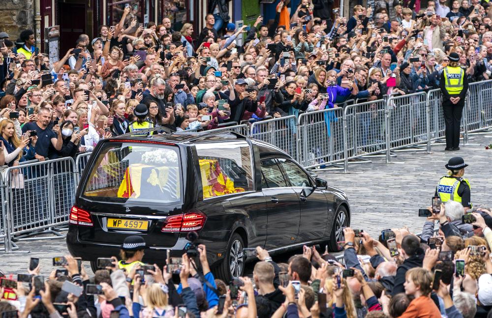 Abongereza bategujwe imirongo miremire mu gusezera Umwamikazi Elisabeth II