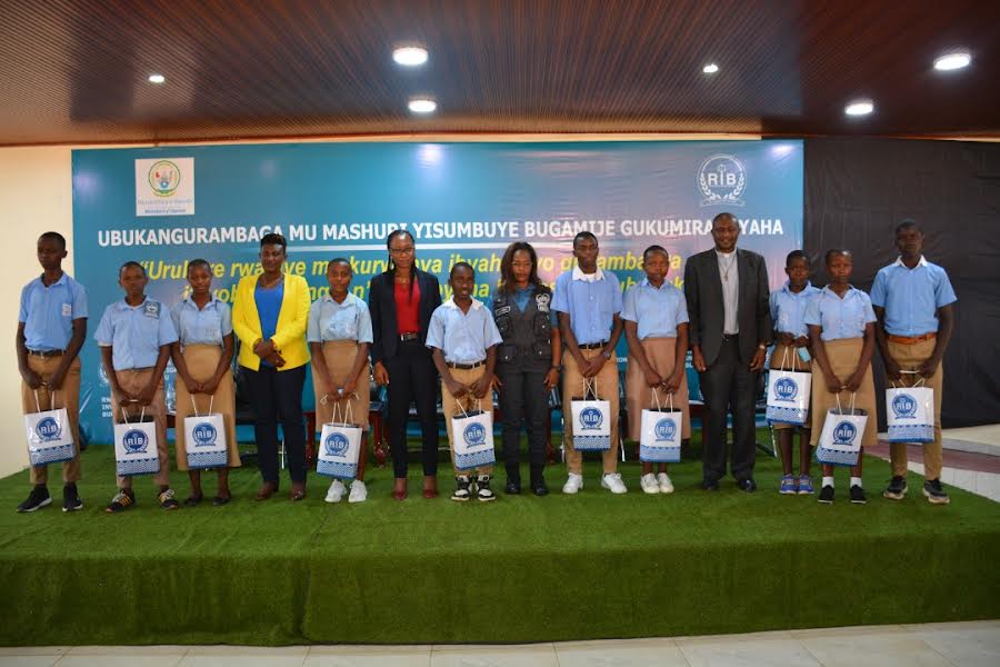 Muhanga: RIB yaburiye urubyiruko rwirukira mu mahanga rwijejwe ibitangaza