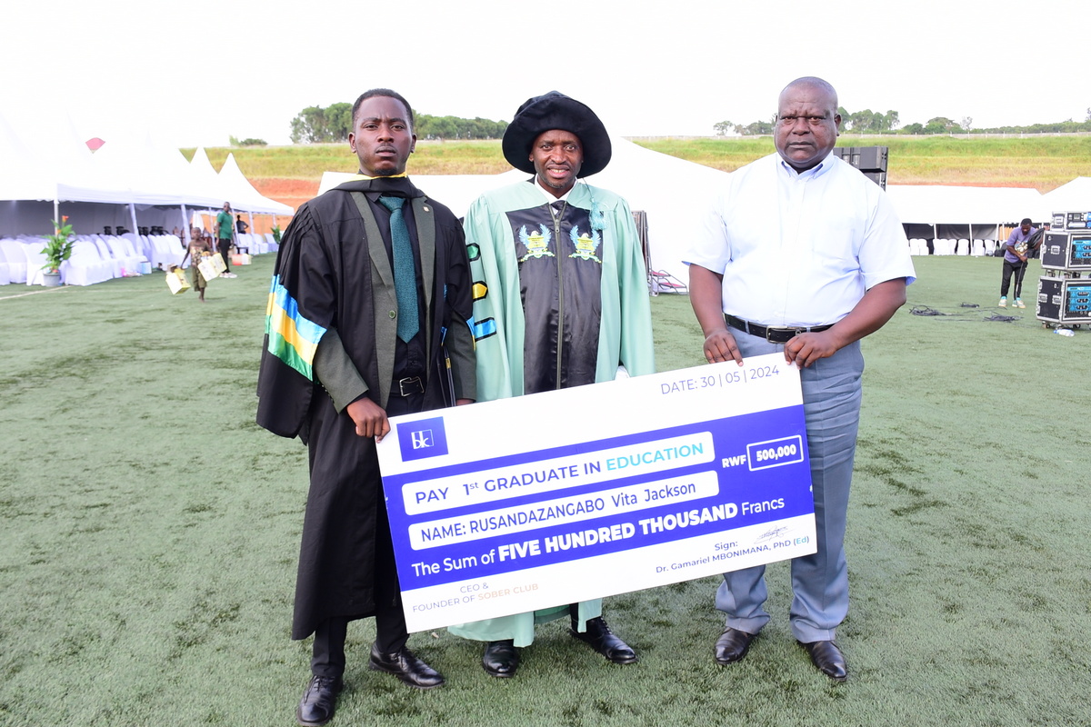 Dr Mbonimana yatangiye guhemba abanyeshuri bahize abandi mu guhangana n’ibiyobyabwege mu rubyiruko