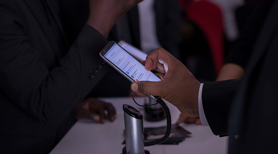 Abanyarwanda bashyiriweho uburyo bwo gutunga 'smart phones' bakishyura mu byiciro