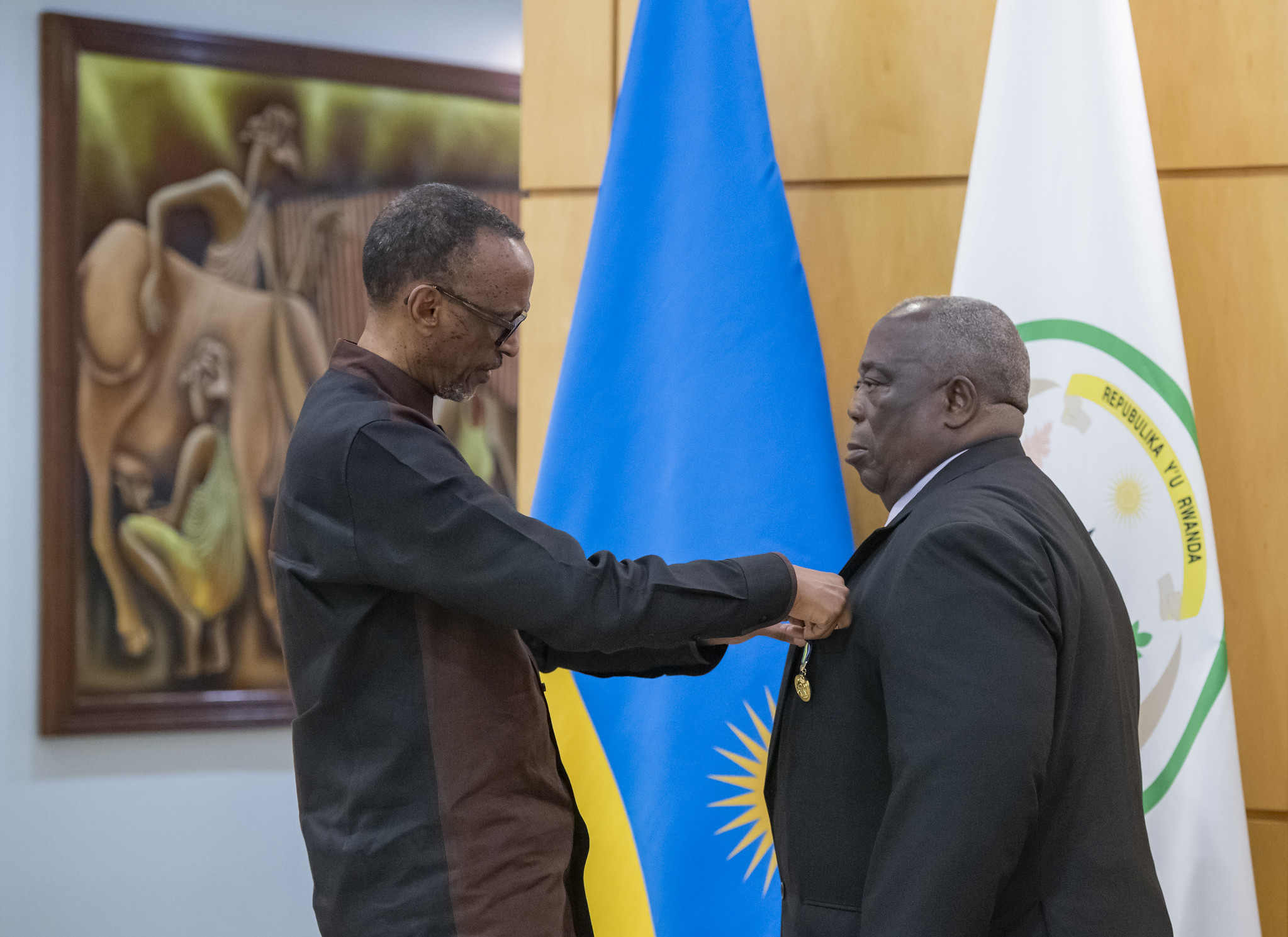 Ubutwari bwa Gen Anyidoho uherutse kwambikwa impeta y’ishimwe na Perezida Kagame