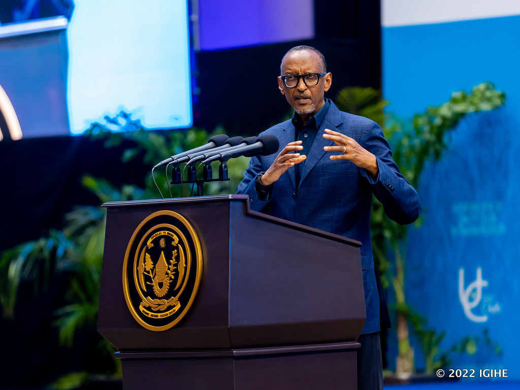 Perezida Kagame yagarutse ku kagambane ko muri Guverinoma ya Mbere katumye umunsi umwe asohoka mu Nama y’Abaminisitiri
