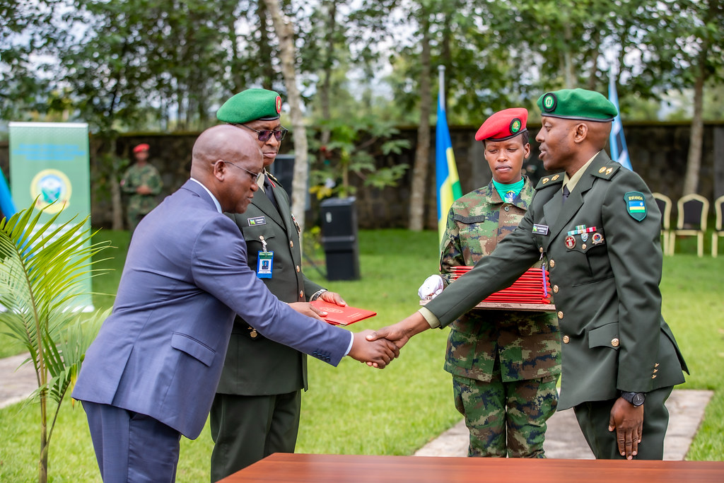 Amashusho: Ba Ofisiye bakuru 48 basoje amasomo mu ishuri rya Gisirikare i Nyakinama