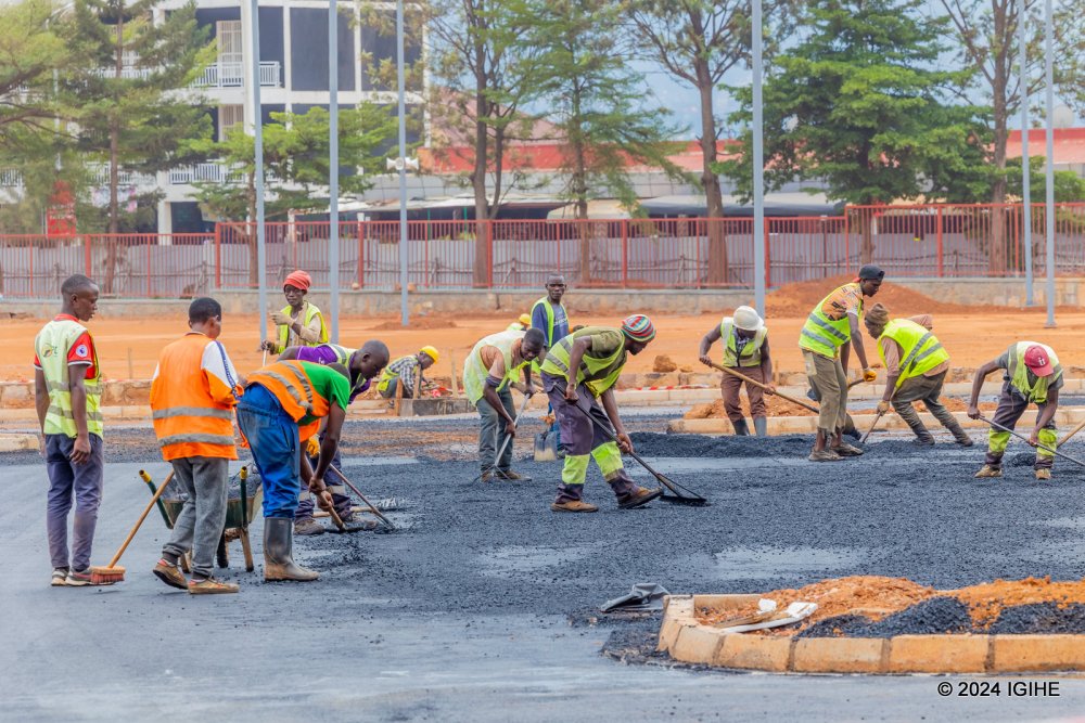 Hari abakorera 1.100 Frw mu isaha: Ishusho y’ibyinjira mu mufuka w’umukozi mu Rwanda