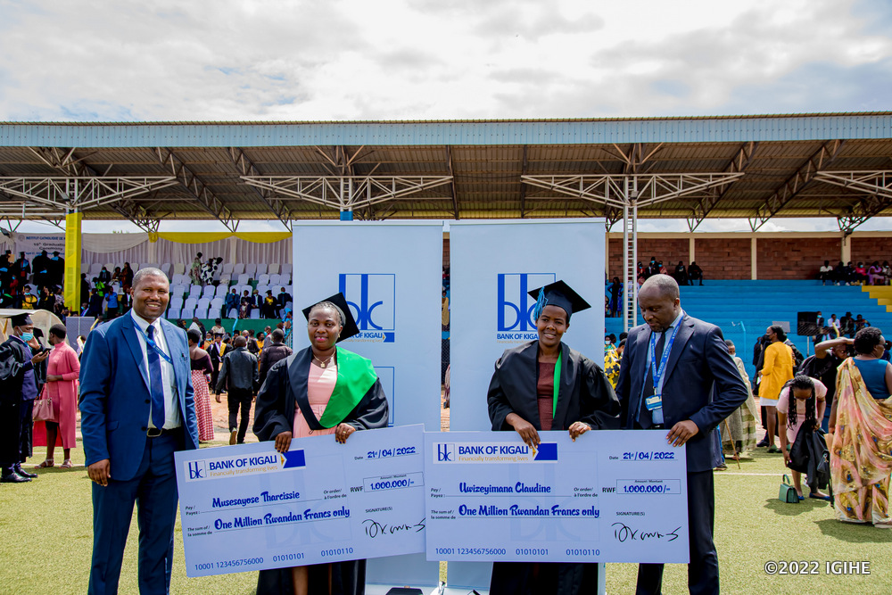 Banki ya Kigali yahembye abanyeshuri batsinze neza muri ICK
