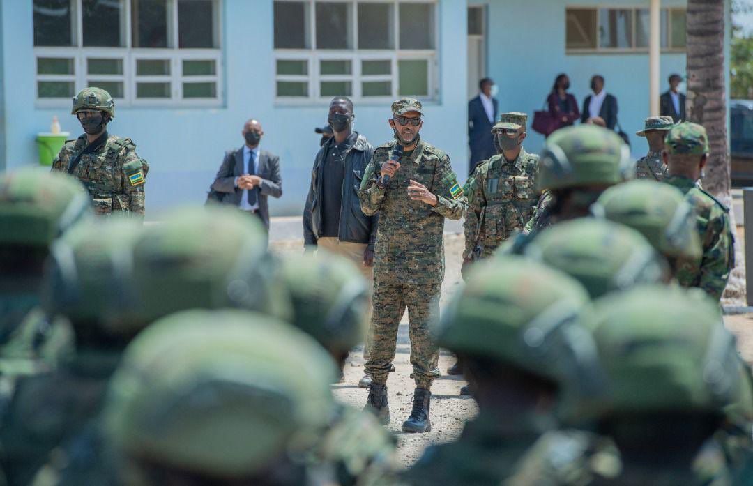 Perezida Kagame yashimye umuhate waranze Ingabo z’u Rwanda mu 2022, yunamira abaguye ku rugamba