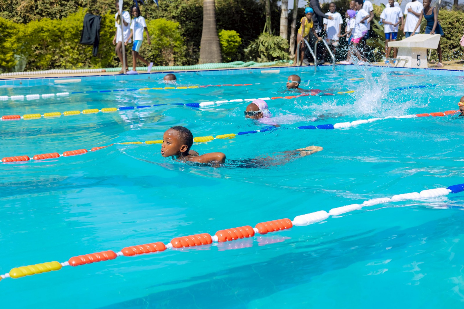 Les Dauphins Club yasoje umwiherero wasize abana 100 batyarijwe amarushanwa yo koga