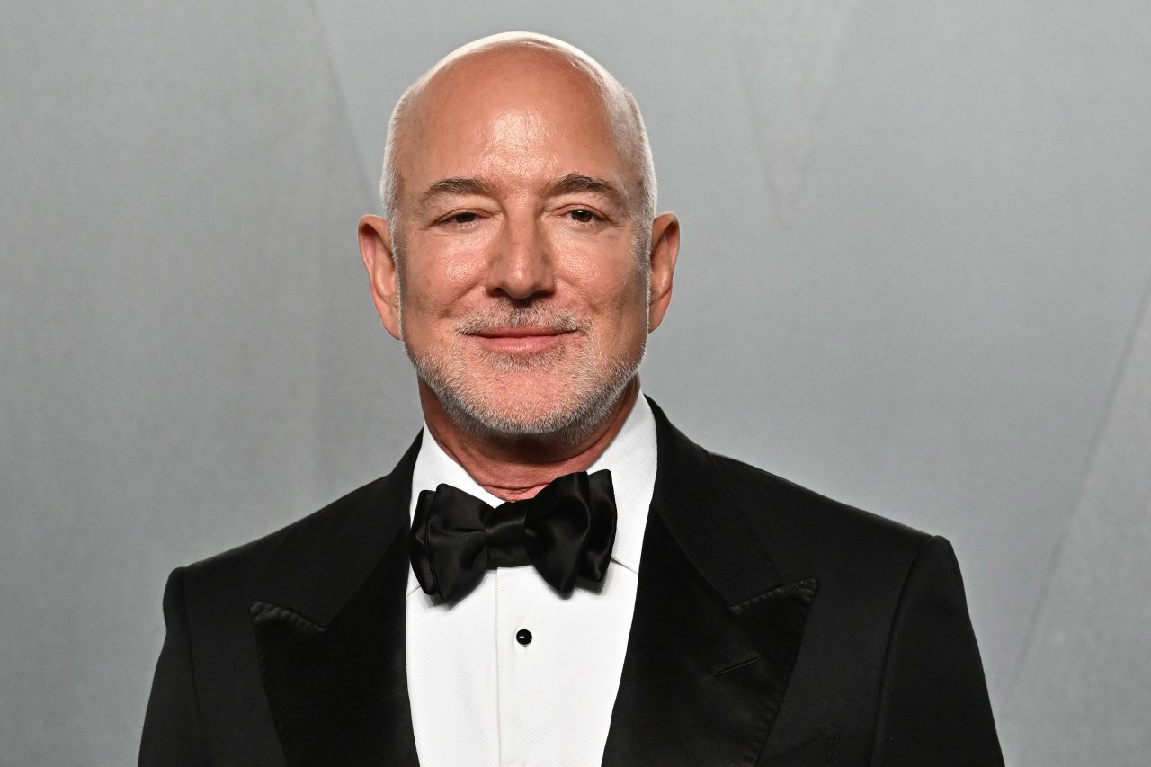 Jeff Bezos ari gushaka ishoramari rya miliyari 100$ ryo kugura inganda zishaje