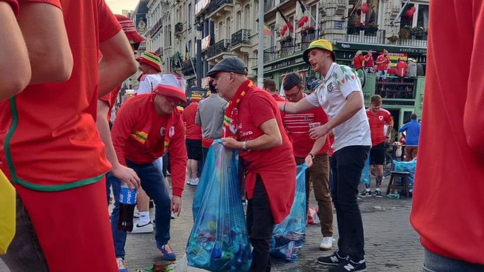 Ifoto y’Umunsi: Abafana ba Wales batunguranye bakora isuku i Bruxelles