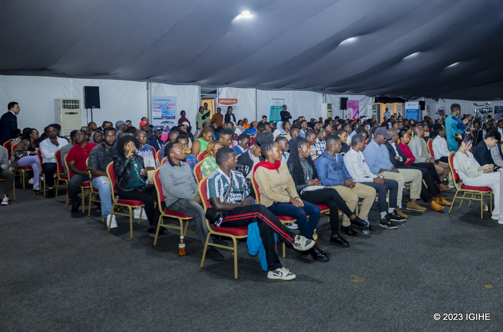Abanyarwanda bize mu Bushinwa beretswe amahirwe ahishe mu bunararibonye bahakuye