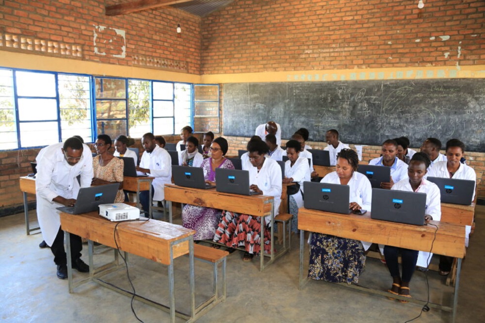 Miliyari 12 Frw agiye gushorwa mu kugurira mudasobwa abarimu bo mu mashuri abanza