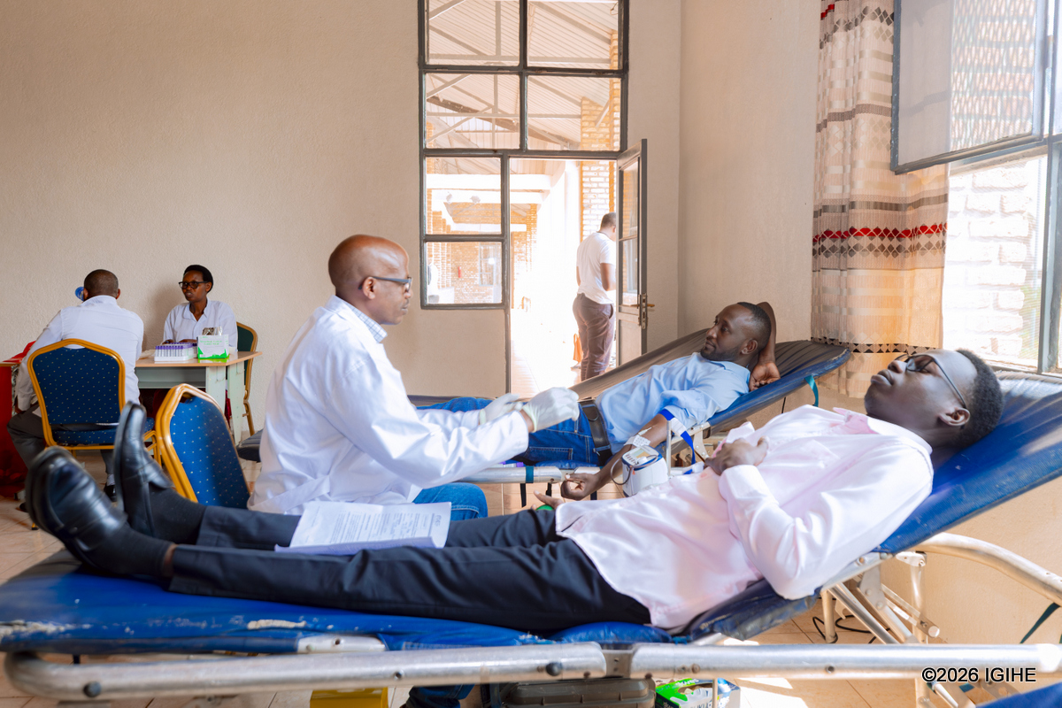 Abanyeshuri n’abakozi ba   ILPD batanze amaraso