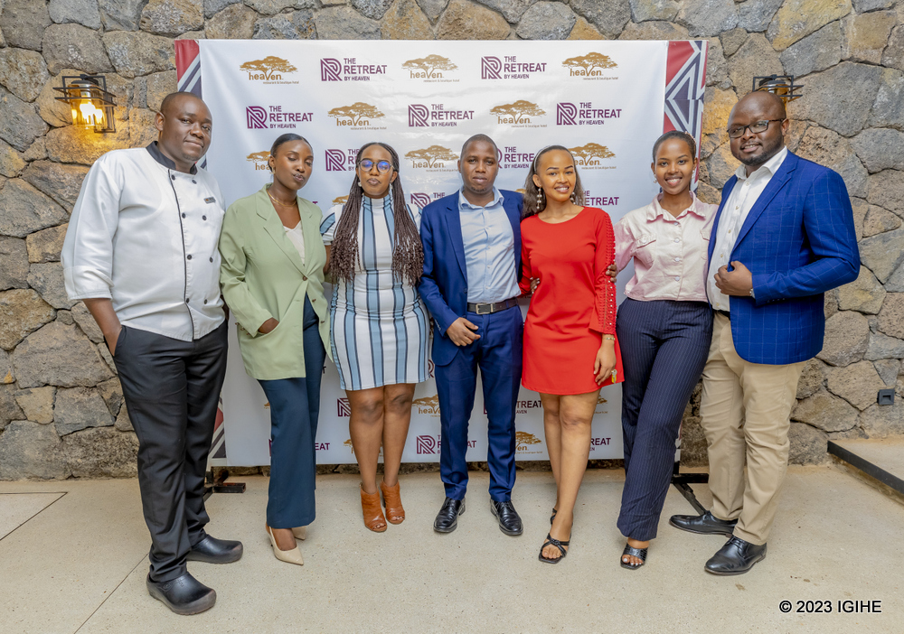 The Retreat Hotel yasabanye n’abakiliya bayo inabagenera impano (Amafoto)
