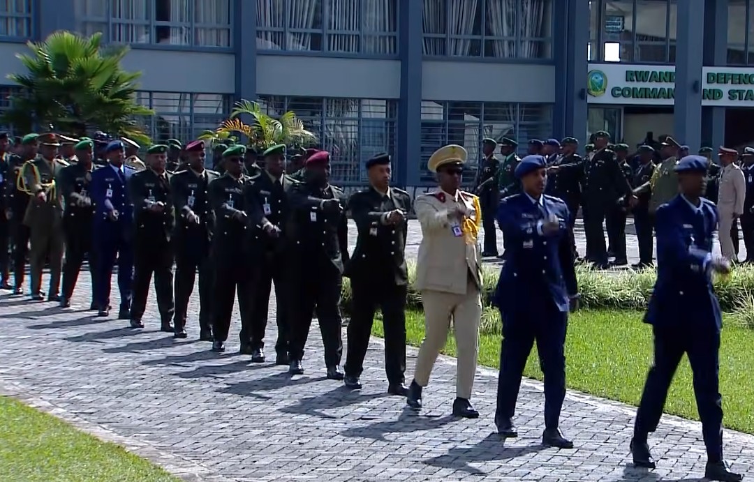 Abasirikare bakuru bakoze akarasisi kanogeye ijisho (Video)