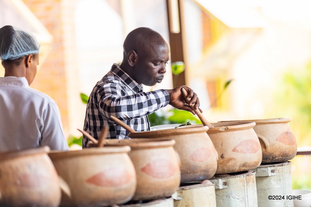 Sainte Famille Hotel yagaruye Orechestre Impala n’amafunguro ya Kinyarwanda