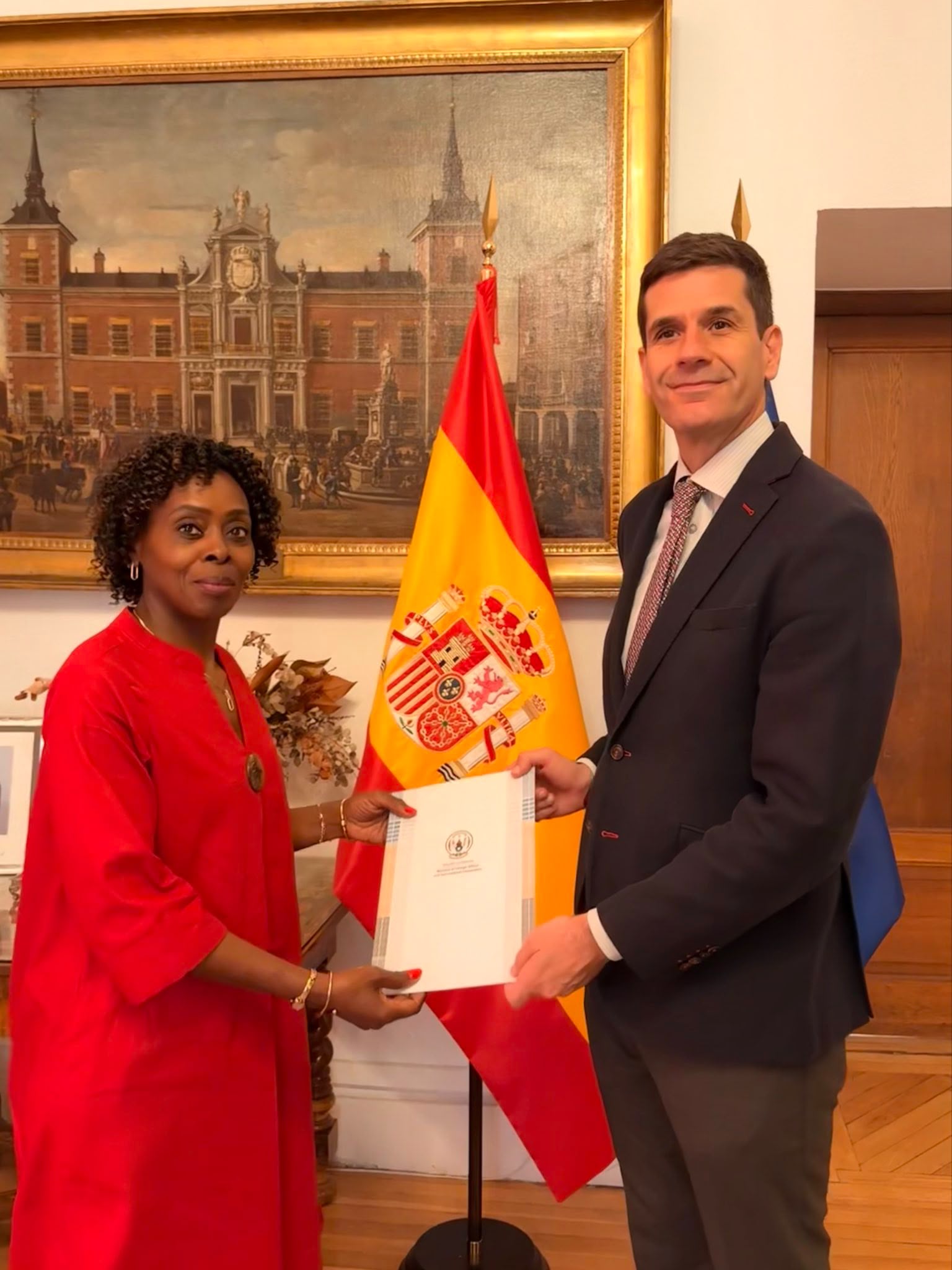 Ambasaderi Christine Nkulikiyinka yatanze kopi z’impapuro zimwemerera guhagararira u Rwanda muri Espagne