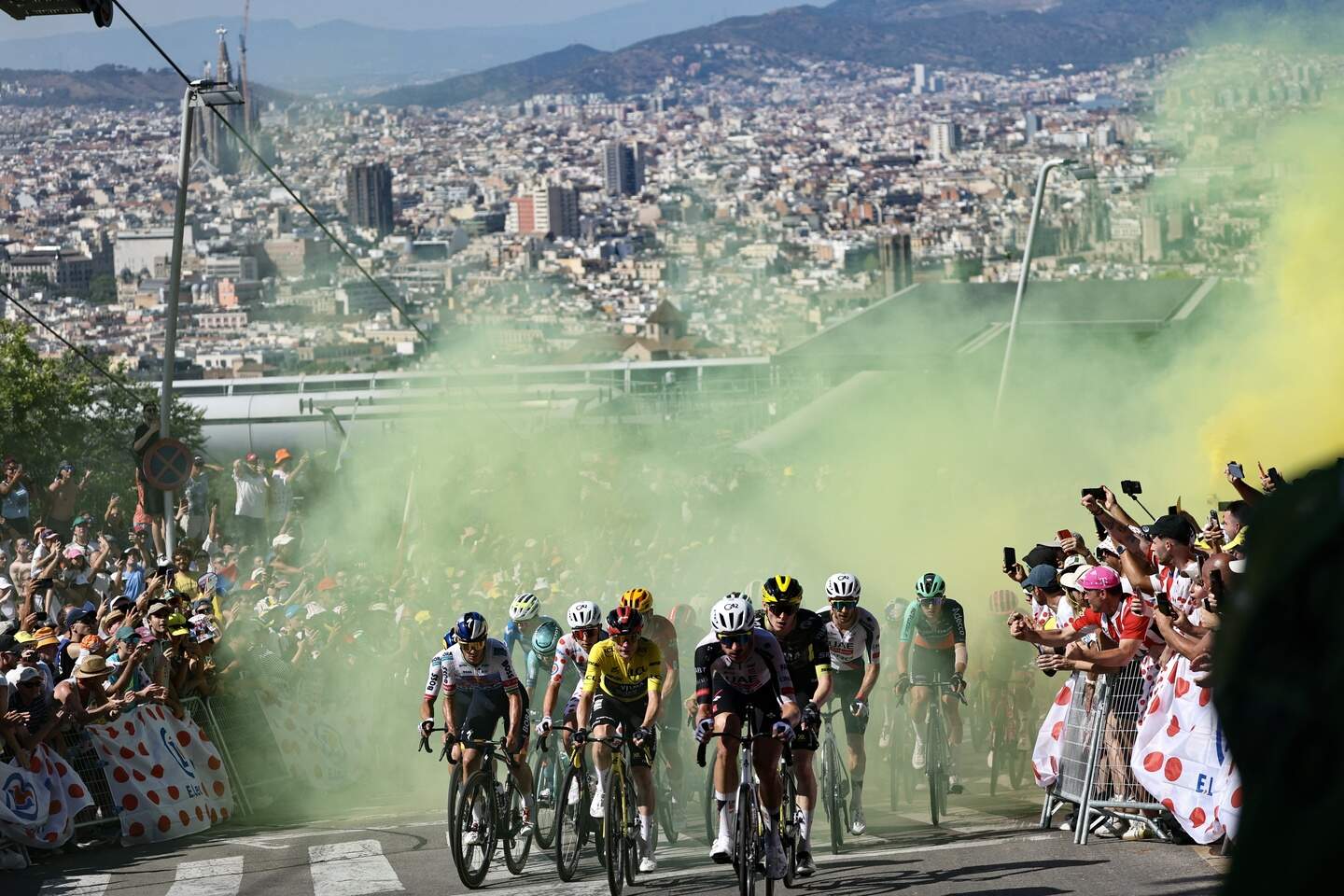 Tour de France: Abafana bakumiriwe mu mihanda kubera inkongi y’umuriro
