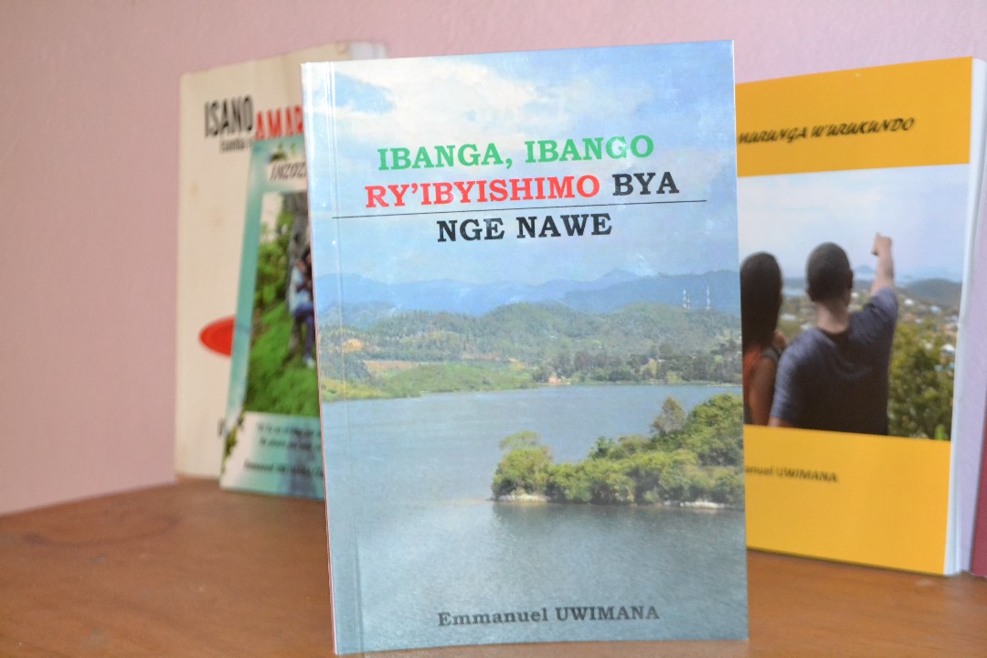 Uwimana Emmanuel yashyize hanze igitabo kiburira abantu babaho batiyizi