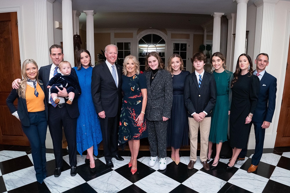 Umuryango wa Biden wamusabye kutava mu ihatana na Trump