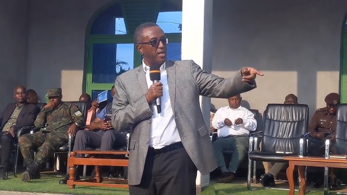 Dr. Vincent Biruta yagaragarije ab’i Rubavu gutesha abana ishuri nk’intandaro ya magendu