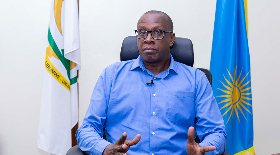 Nta mwanya mfite wo guta – Minisitiri Bizimana abwira Filip Reyntjens ukomeje kuryama kuri politiki ya Habyarimana