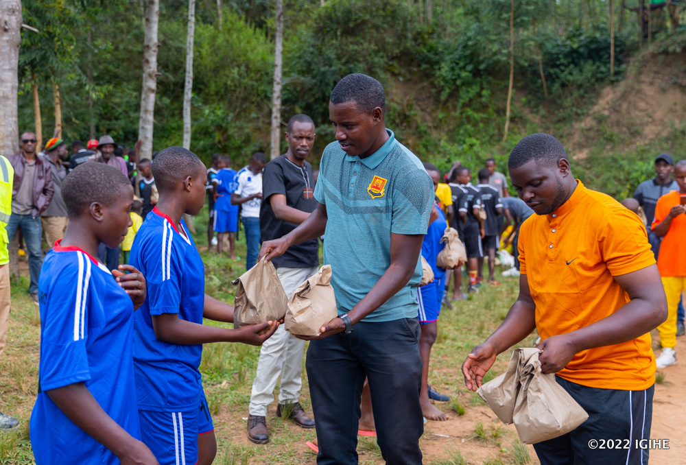 Umuri Foundation ya Mulisa Jimmy yasangiye Ubunani n’abana inabagenera ibikoresho