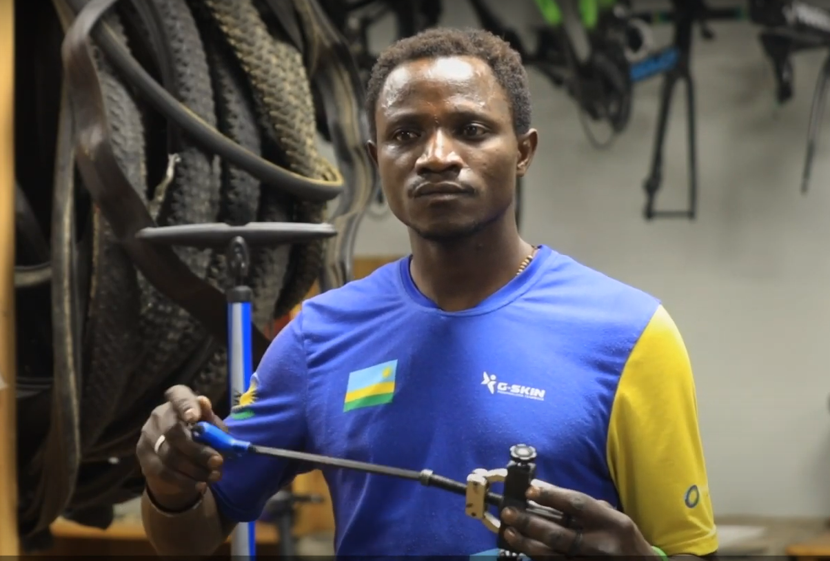 Inkuru ya Karasira warambitse igare hasi akayoboka inzira y’ubukanishi muri Tour du Rwanda (Video)