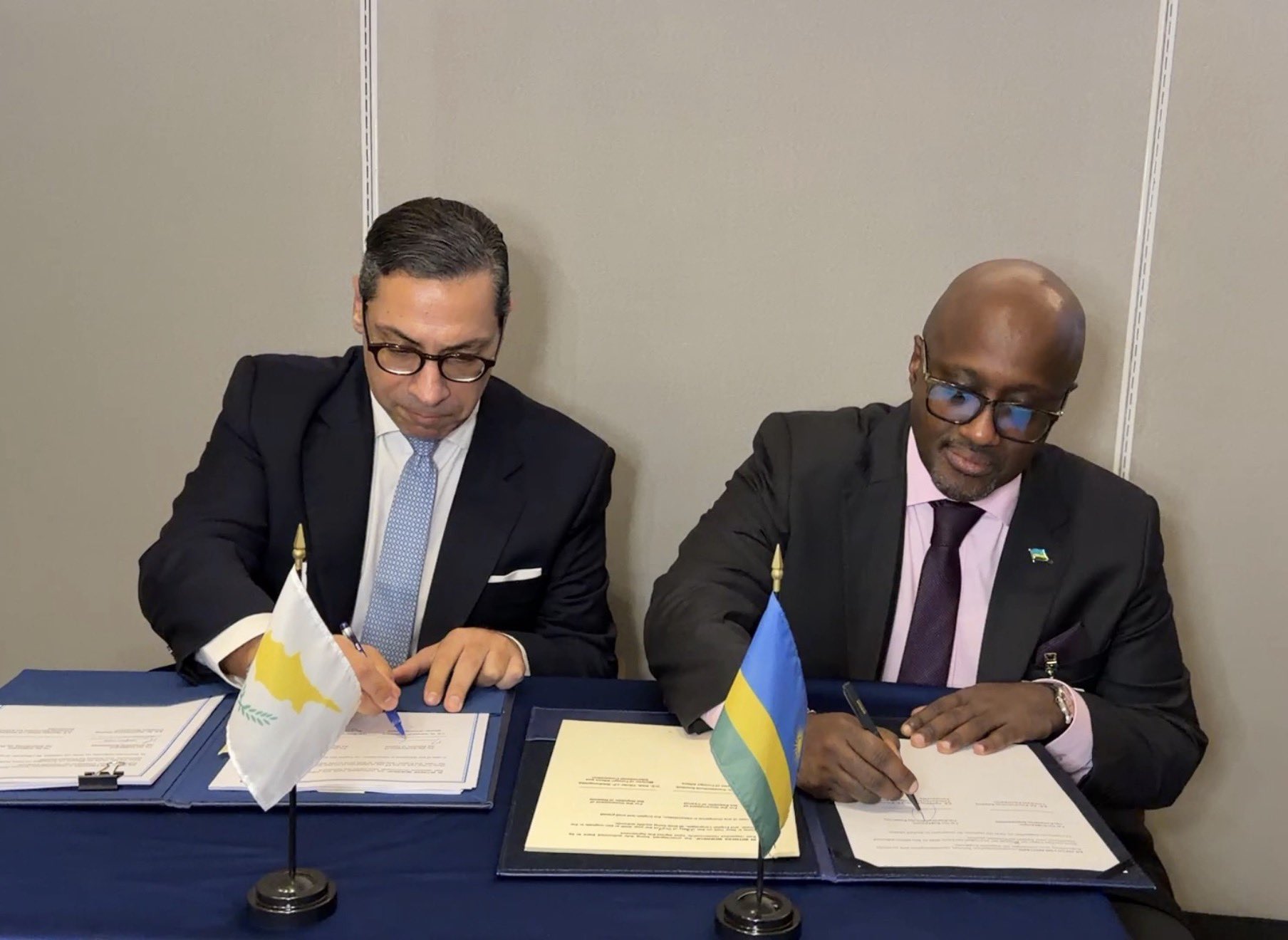 U Rwanda na Chypre byasinye amasezerano y’ubufatanye mu by’ingendo zo mu kirere