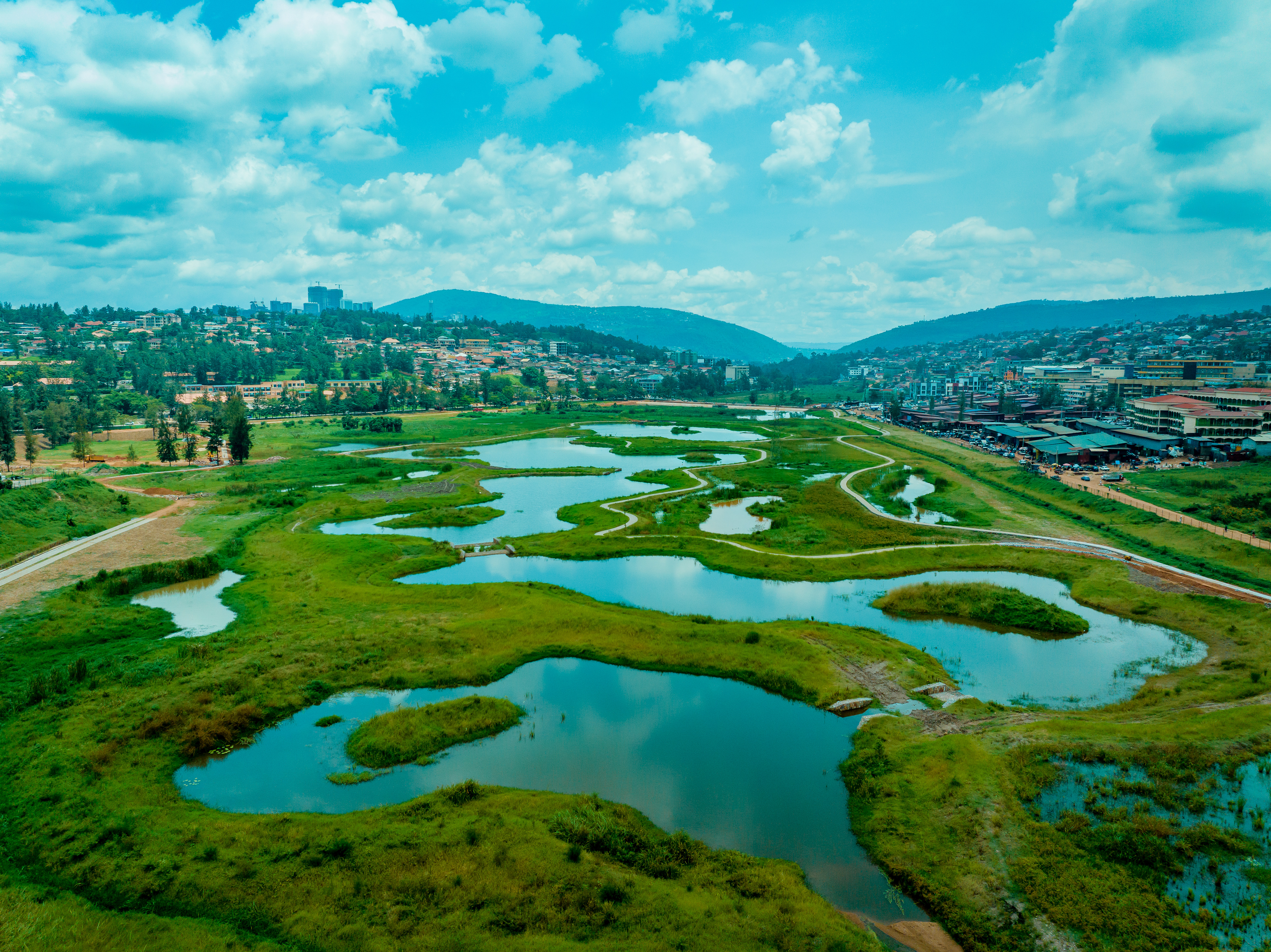 Icyiciro cya mbere kigeze kuri 94%: Isura nshya y’ibishanga biri gutunganywa muri Kigali (Amafoto)