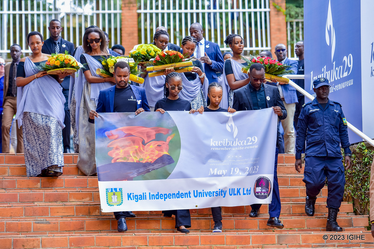 #Kwibuka29: Abayobozi, abakozi n'abanyeshuri ba ULK bunamiye abazize Jenoside yakorewe Abatutsi (Amafoto)