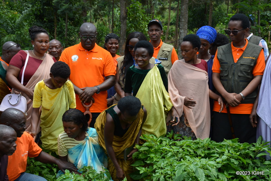 Rusizi: Abafashijwe na World Vision bayivuze imyato, ubuyobozi bubizeza kubaguma hafi