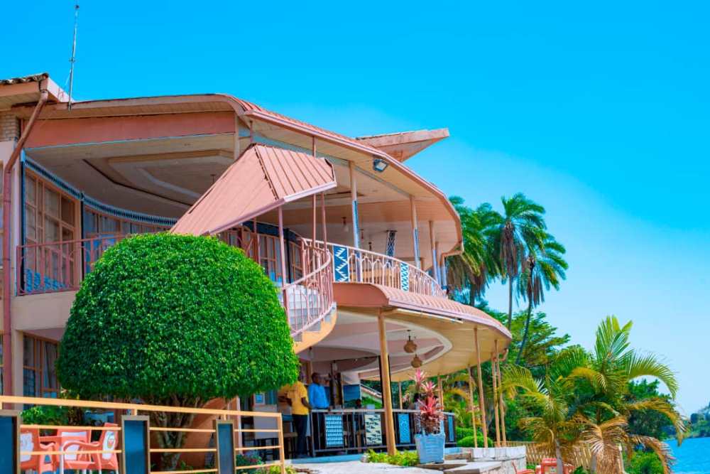 Bethany Hotel yaganuje abarira ukwezi kwa buki mu nkengero z’i Kivu i Karongi