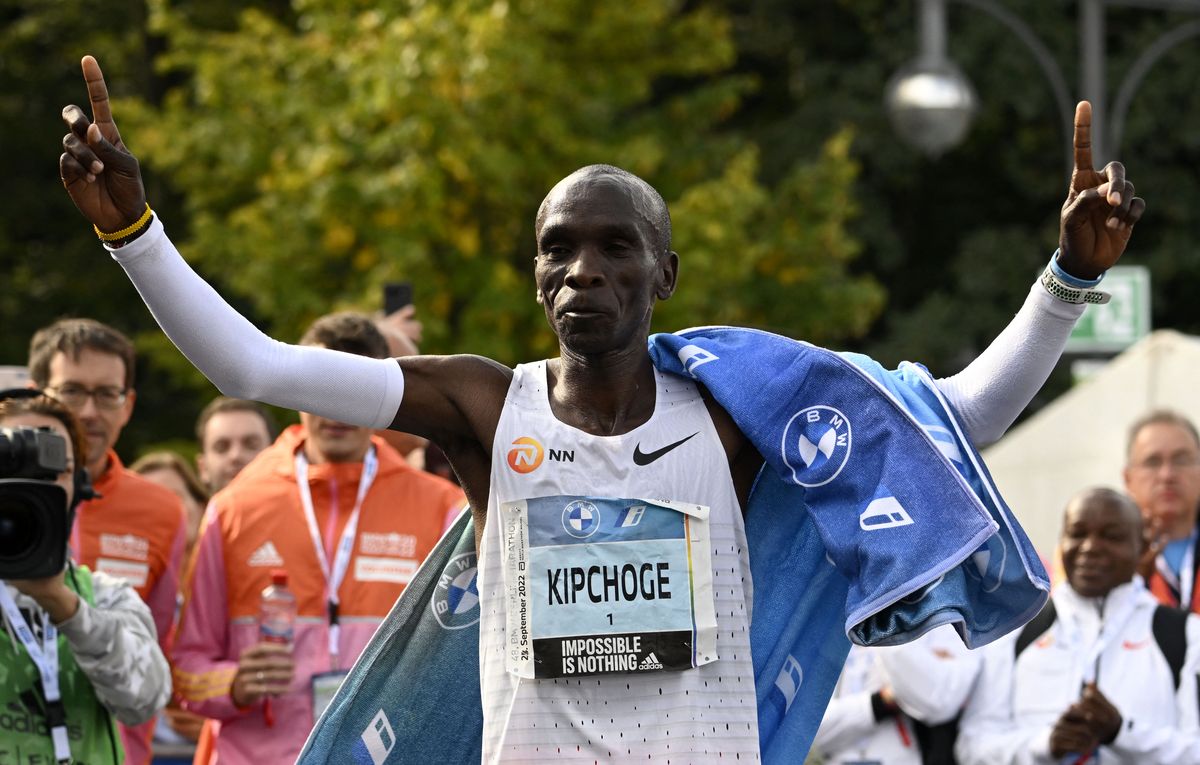 Eliud Kipchoge yatwaye Berlin Marathon, aca agahigo ko gukoresha igihe gito