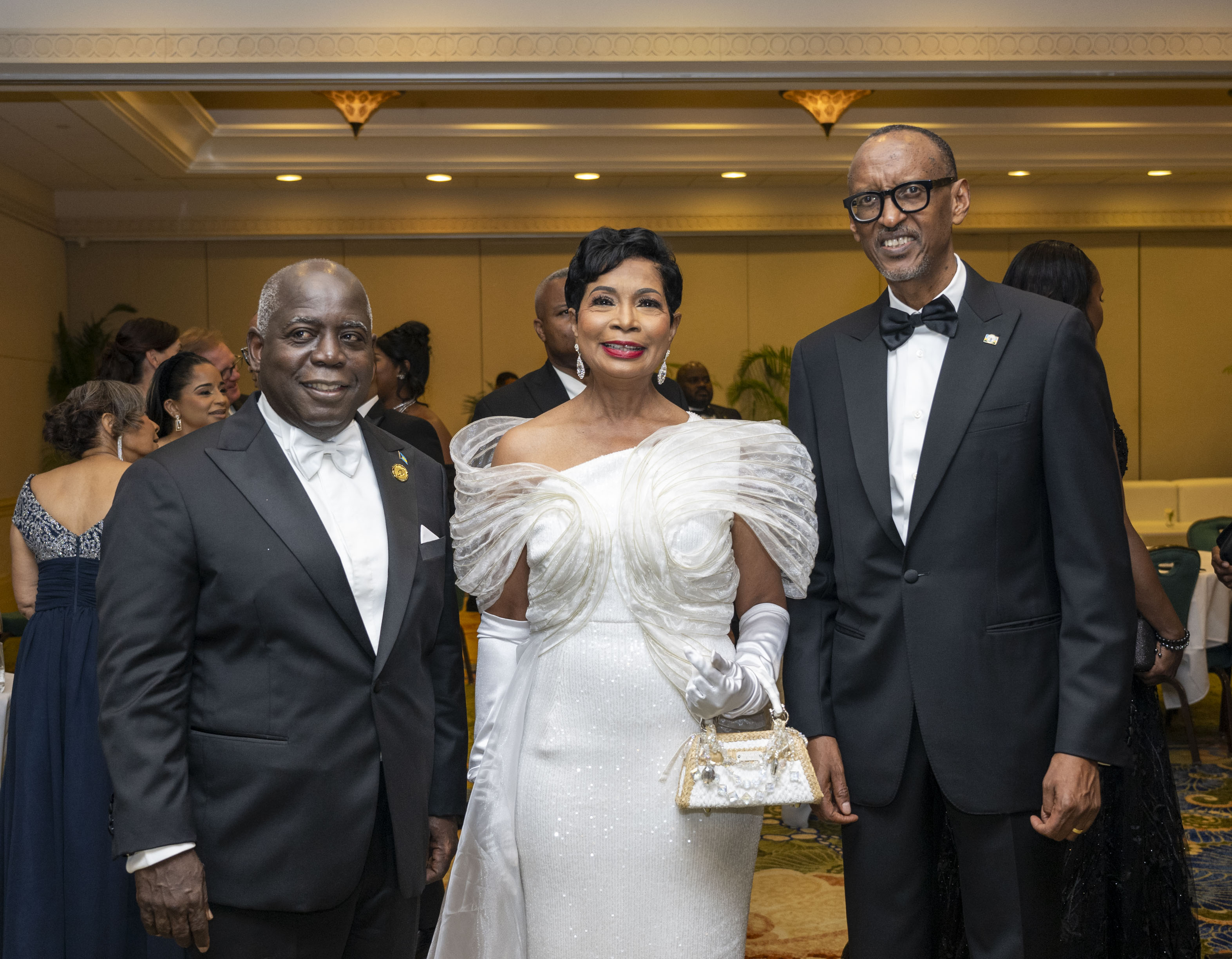 Perezida Kagame yitabiriye isangira ry’isabukuru y’imyaka 50 y’Ubwigenge bwa Bahamas (Amafoto)
