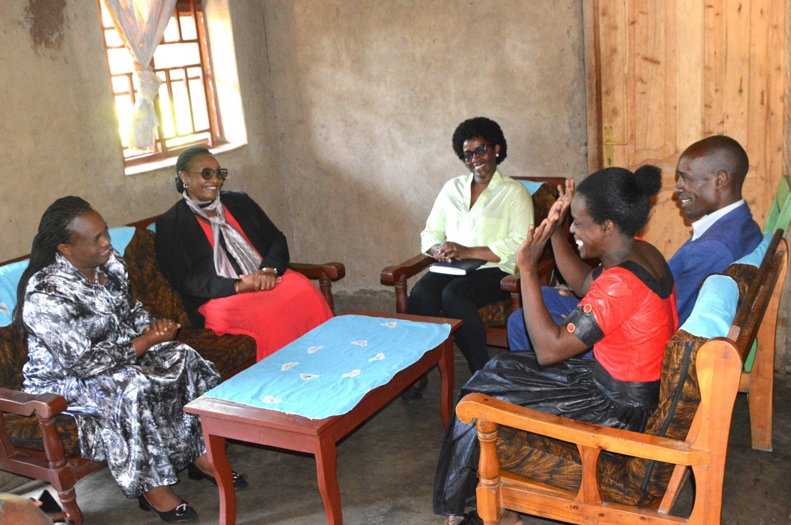 Ifoto y’Umunsi: Minisitiri Uwamariya yasuye umuryango w’i Karongi wabanaga mu makimbirane