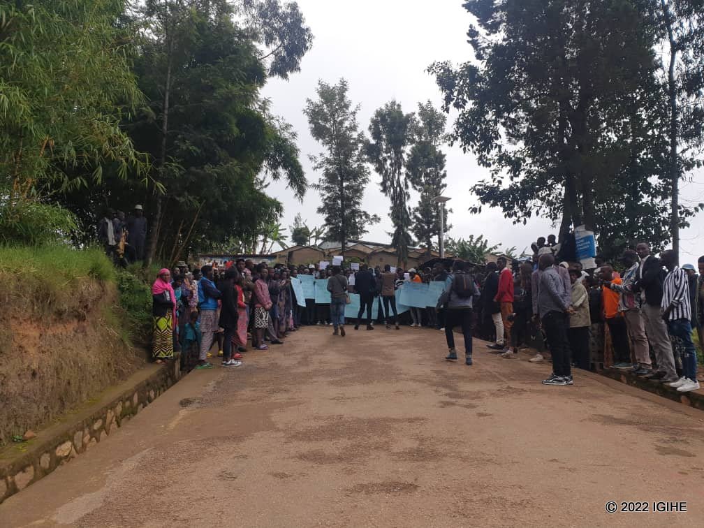 Impunzi z’Abanye-Congo zo mu nkambi ya Kigeme zazindukiye mu myigaragambyo (Video)