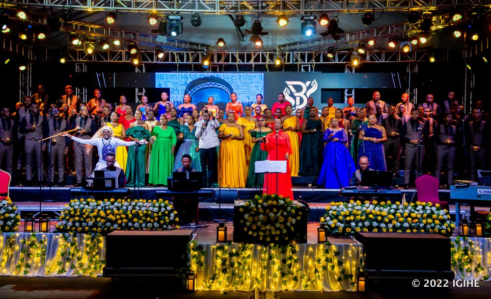 Noheli yahumuye! Bacinye akadiho, Buravan ahabwa icyubahiro mu gitaramo cya Chorale de Kigali (Amafoto)