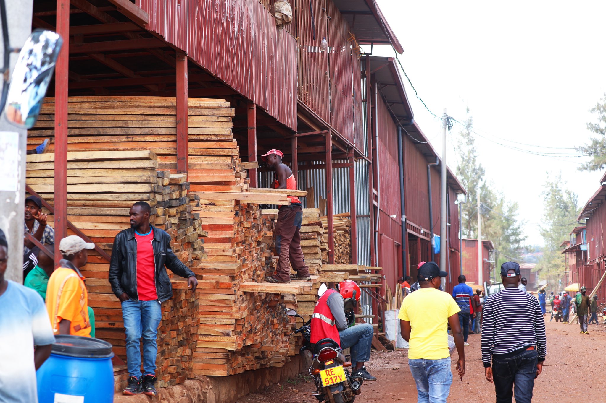 Abacuruza ibikomoka ku mbaho bashyizeho uburyo bwo kwigenzura uko batanga EBM