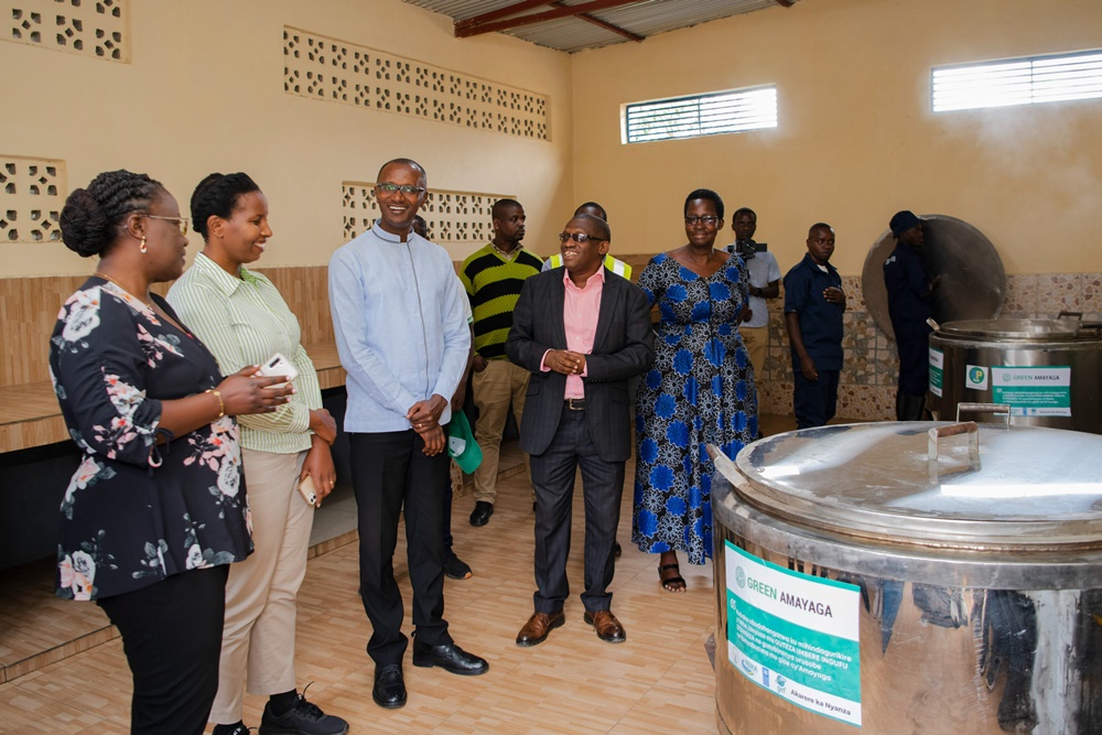 Minisitiri Mujawamariya yatabarije amashuri ashobora kuzajya abona ibiribwa akabura uko abiteka