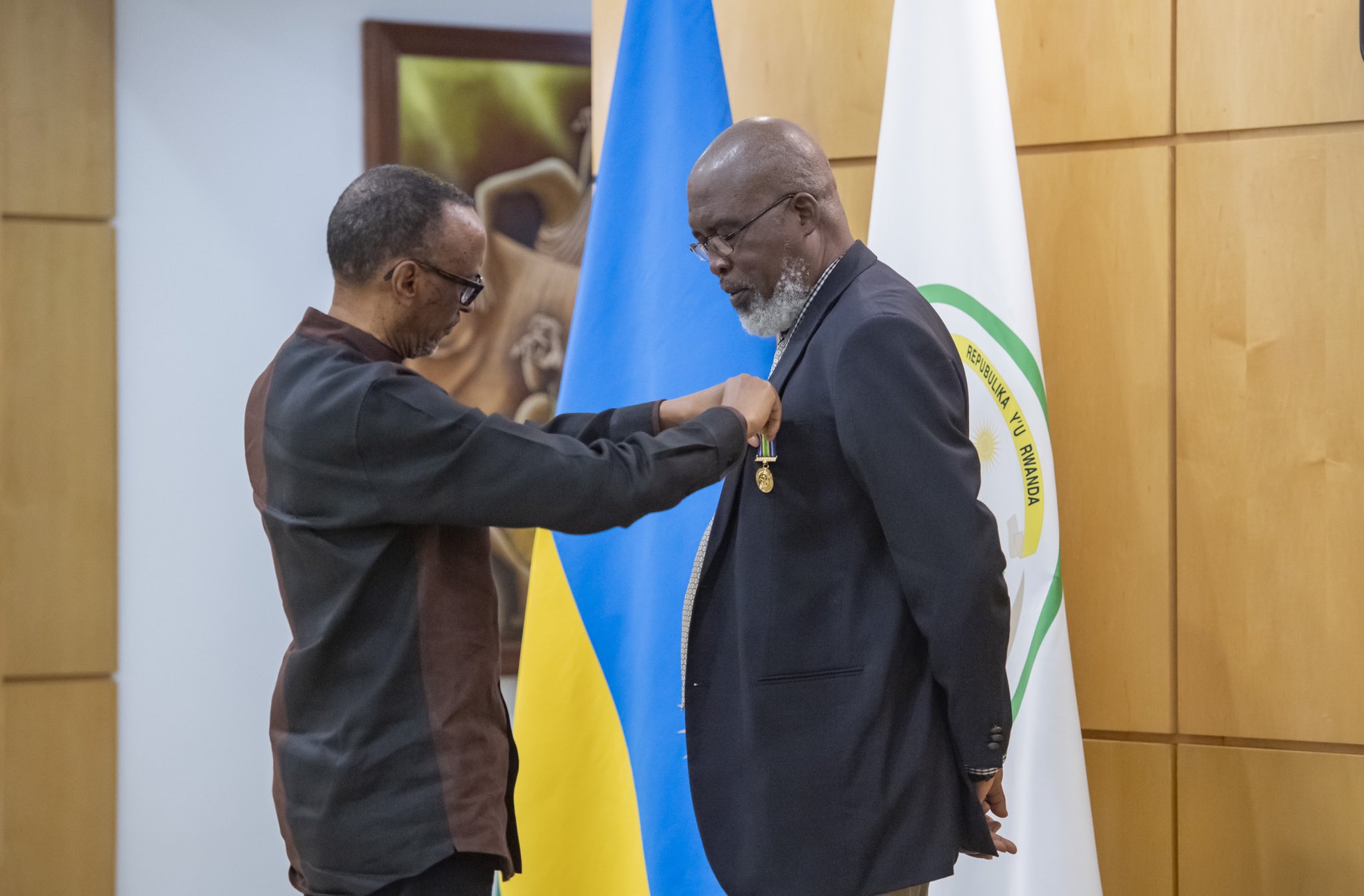Perezida Kagame yambitse impeta y’ishimwe babiri bahoze mu ngabo za Ghana bari muri MINUAR