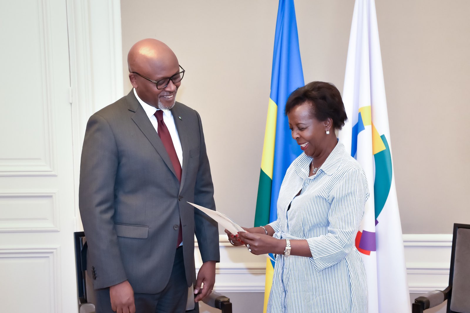 Amb Nkulikiyimfura yashyikirije Mushikiwabo impapuro zimwemerera guhagararira u Rwanda muri OIF