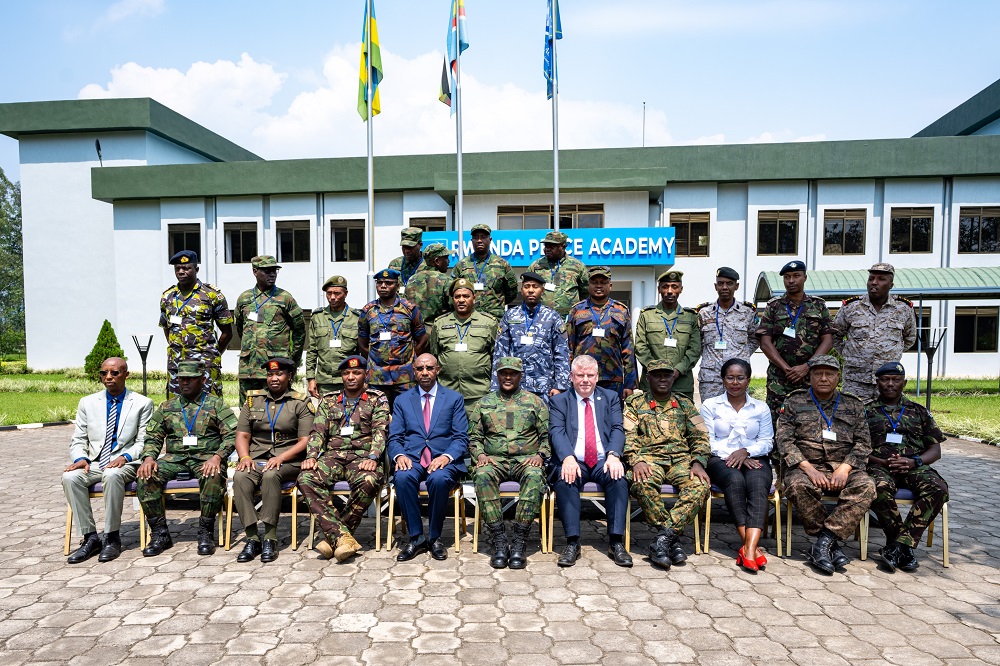 Abasirikare bo mu Karere basabwe kuba abanyamwuga mu kurinda abasivili
