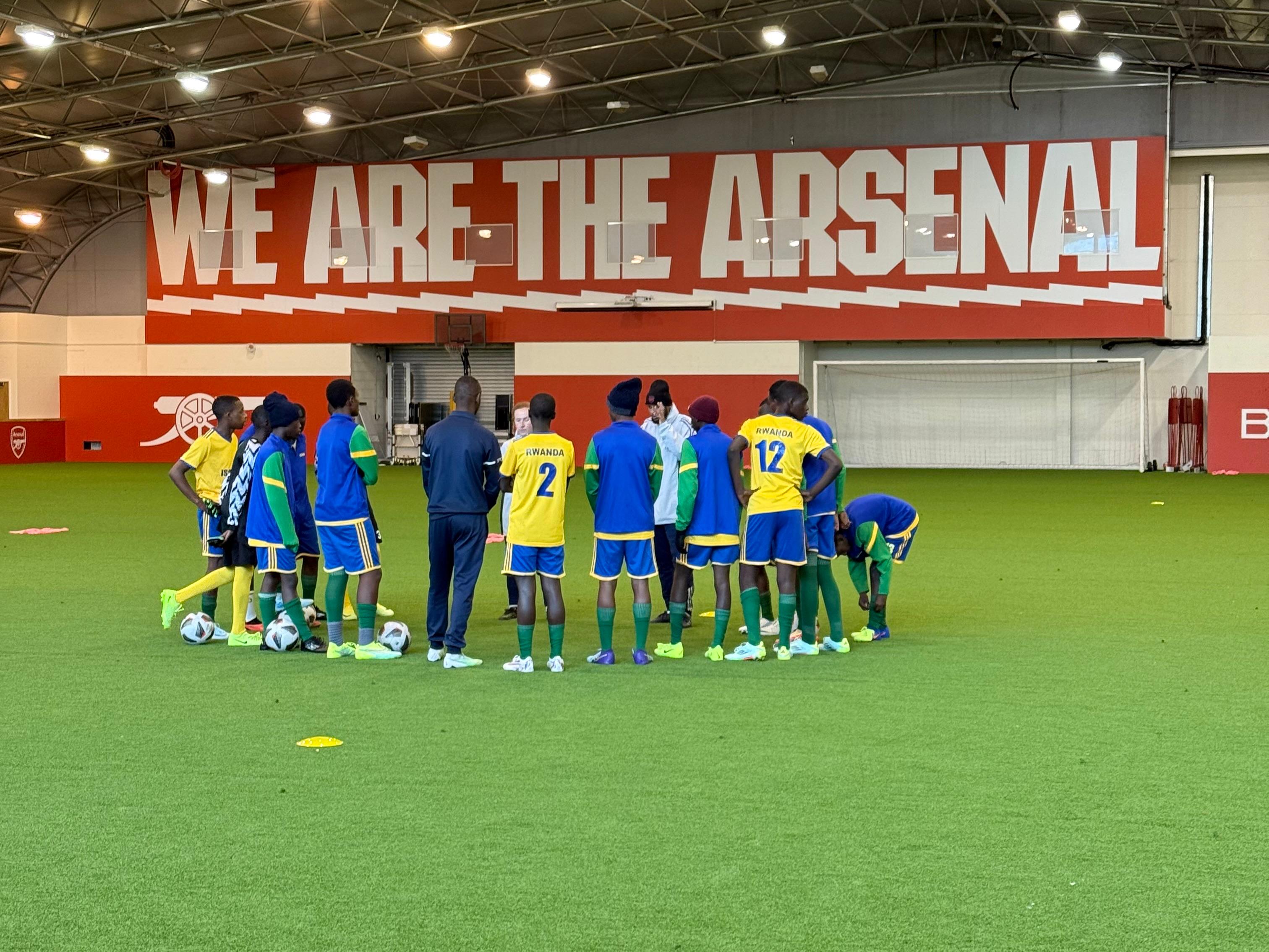 Abanyeshuri 15 b'Abanyarwanda bitabiriye amahugurwa muri Arsenal FC