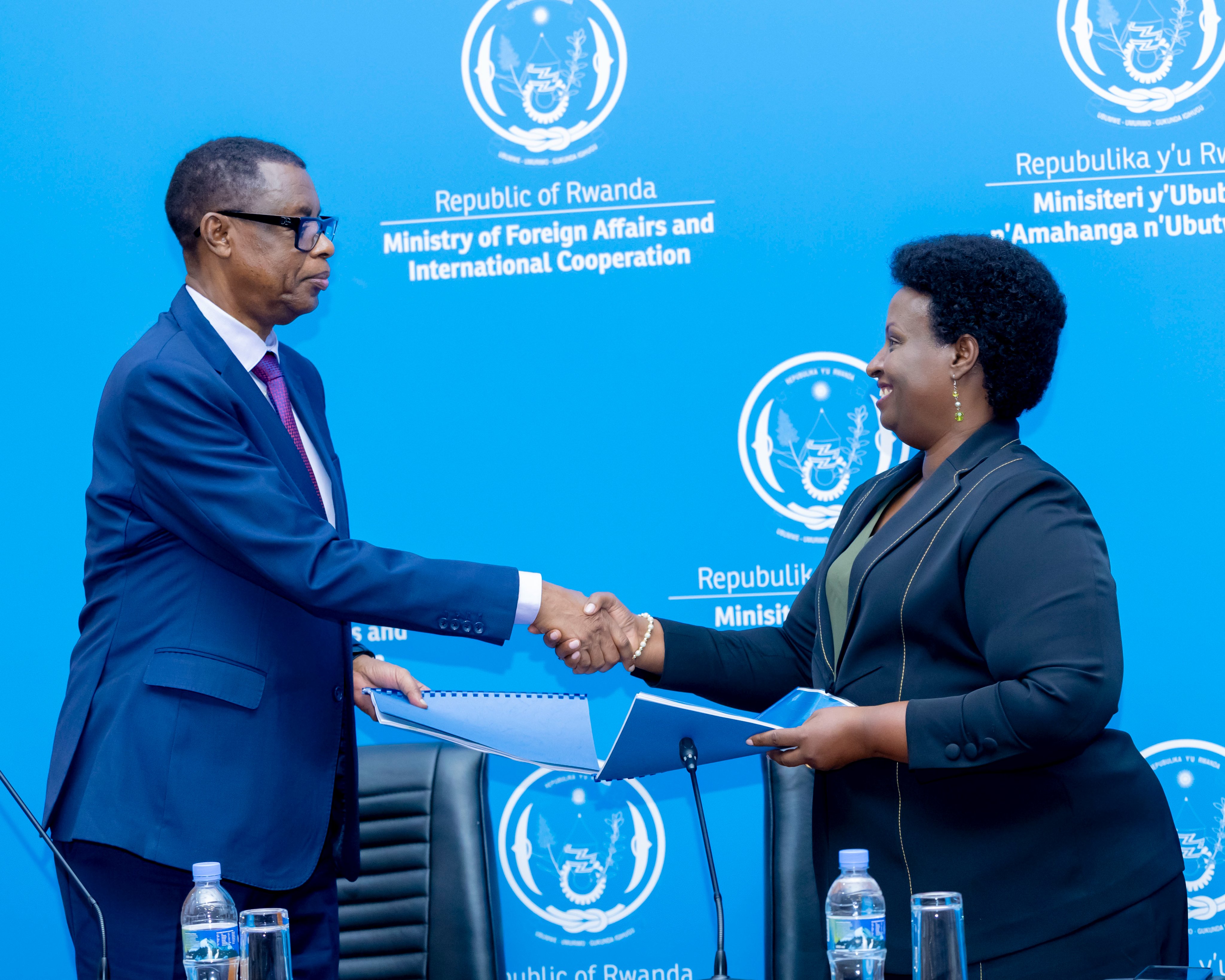 Gen (Rtd) Kabarebe yahererekanyije ububasha na Dr. Usta Kayitesi wamusimbuye muri Minaffet
