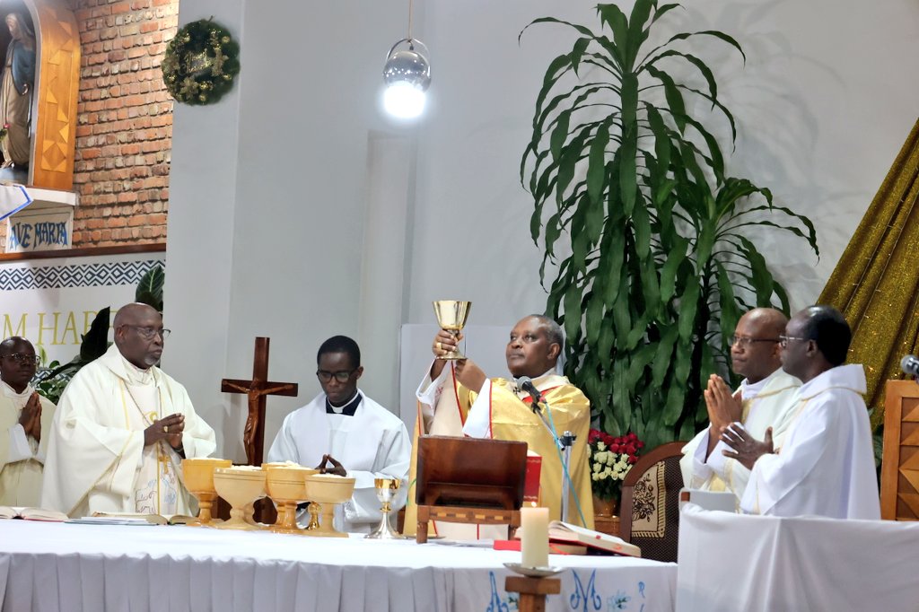 Kiliziya turugarijwe -Cardinal Kambanda ku guha umugisha ababana bahuje ibitsina