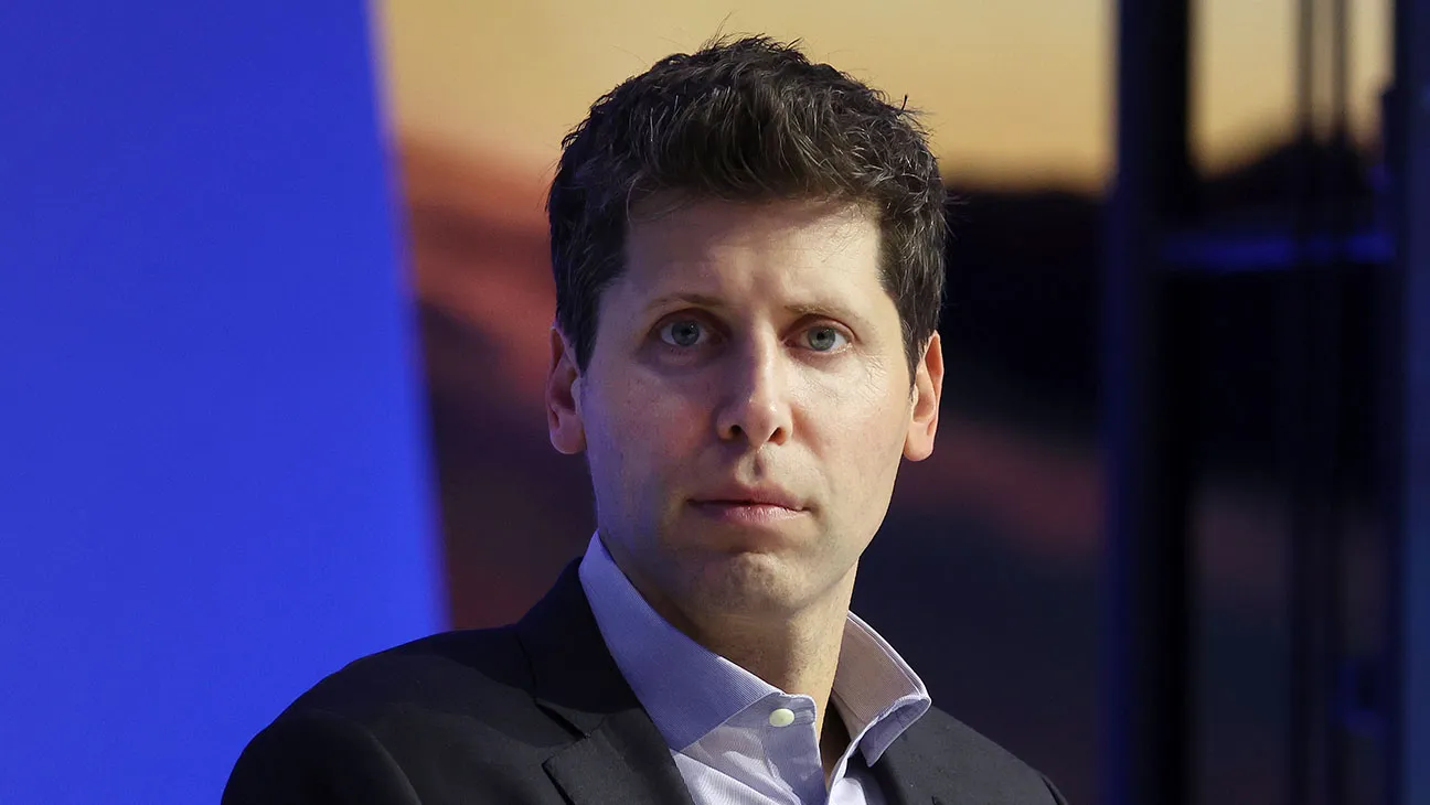 Sam Altman wayoboraga OpenAI yakoze ChatGPT yirukanwe mu buryo bwatunguye benshi