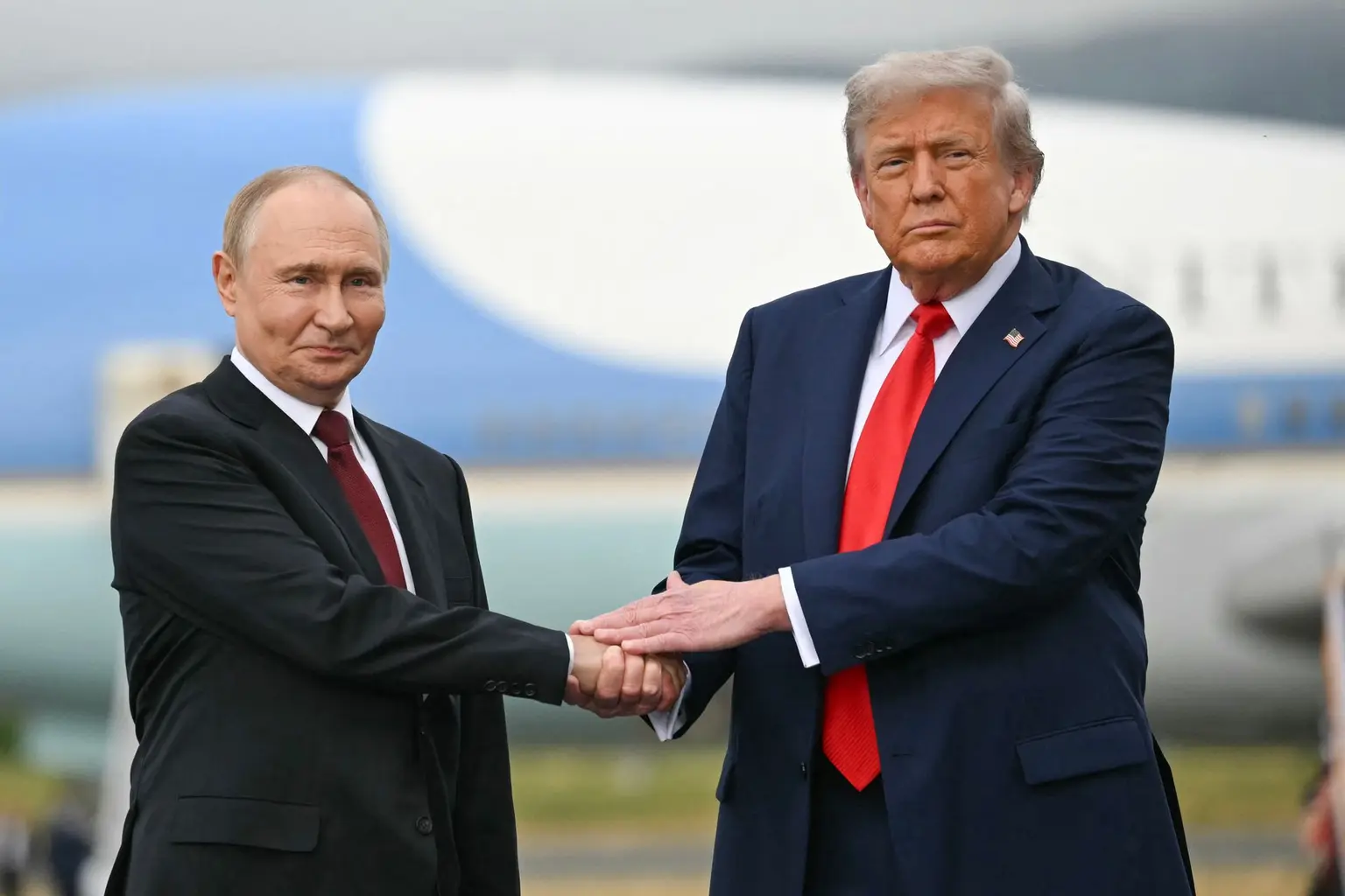 Nyuma yo kuganira amasaha abiri kuri telefoni, Trump na Putin bemeranyije kuzahurira i Budapest