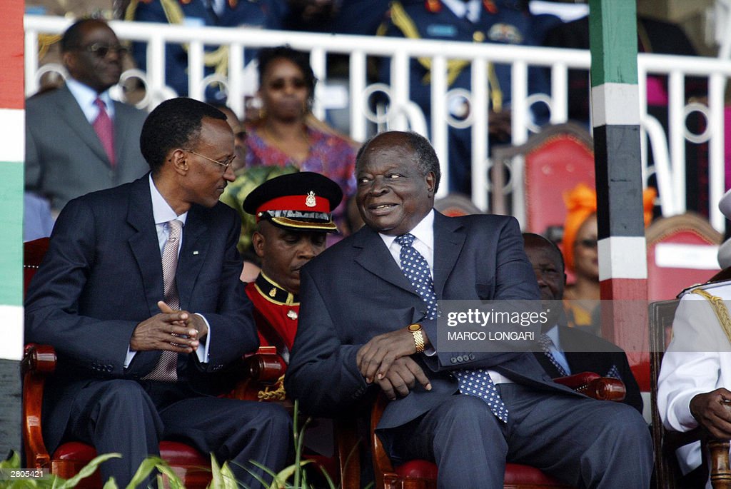 Perezida Kagame yafashe mu mugongo umuryango wa Mwai Kibaki