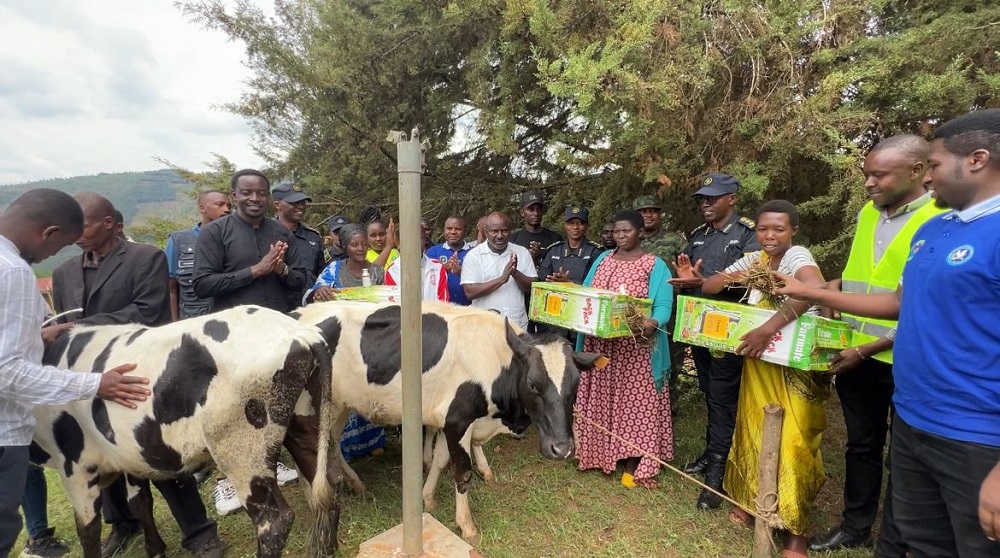 Urubyiruko rw’abakorerabushake rwaremeye inka abaturage babanye n’Inkotanyi ku rugamba